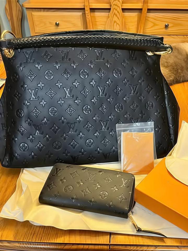 lv Black Artsy Tote and wallet